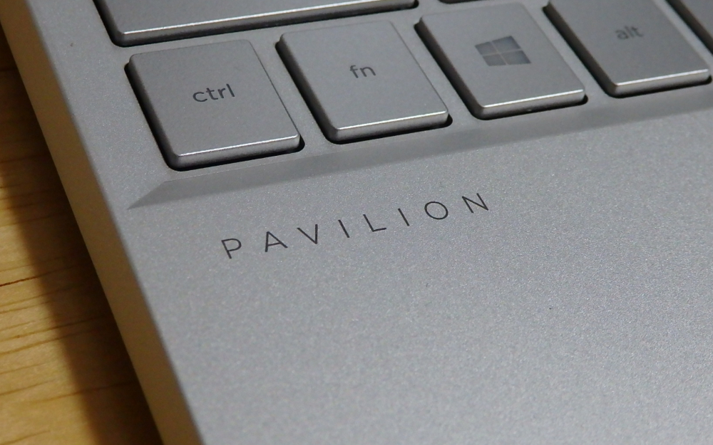 左下に「PAVILION」ロゴ