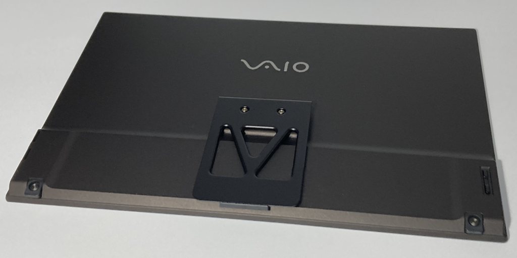 本体裏面。下部にスタンドが付いています。