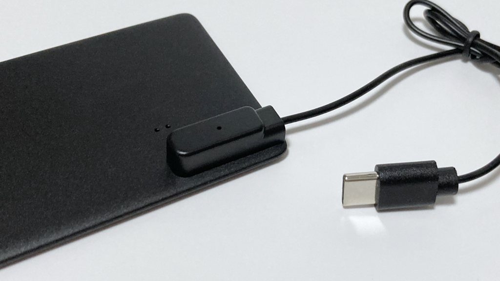 Pebblebeeは、専用ケーブル(3タイプ共通)で充電