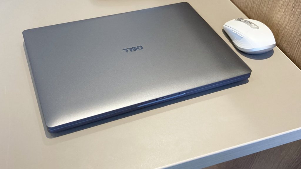 画像タイトル Dell Pro 13 Premiumをカフェで利用