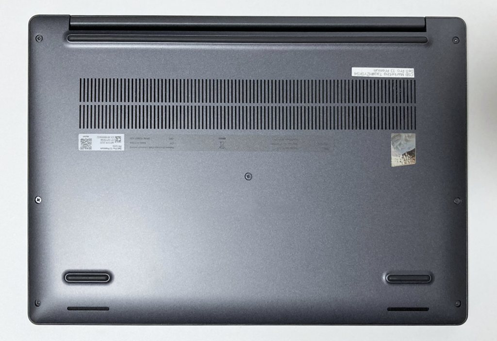 画像タイトル Dell Pro 13 Premium 底面にはスピーカーと通気口