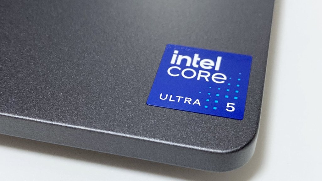 キーボード面に貼られたintel Core Ultra 5ステッカー