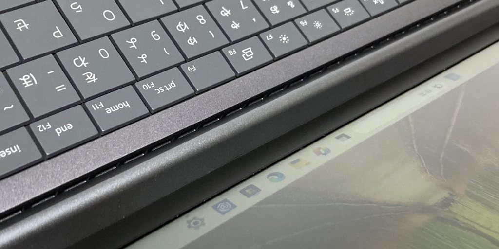 画像タイトル ディスプレイとキーボードの隙間に通気口