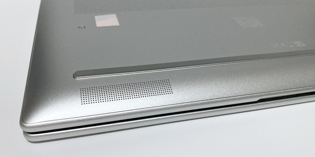 底面前方左右にスピーカーを配置