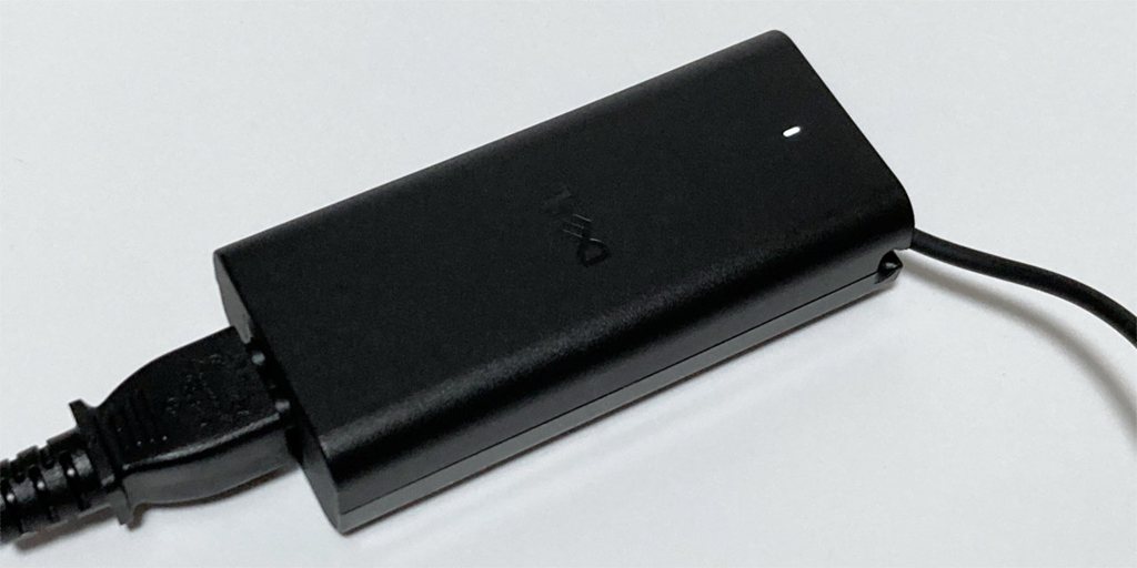 画像タイトル コンパクトなACアダプター