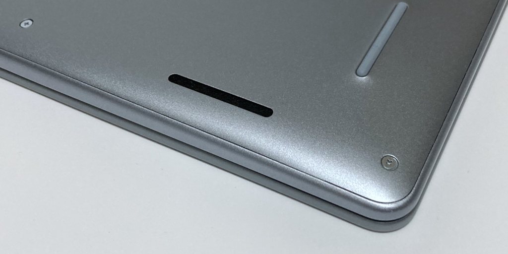 画像タイトル 本体前方裏面の左右にスピーカー