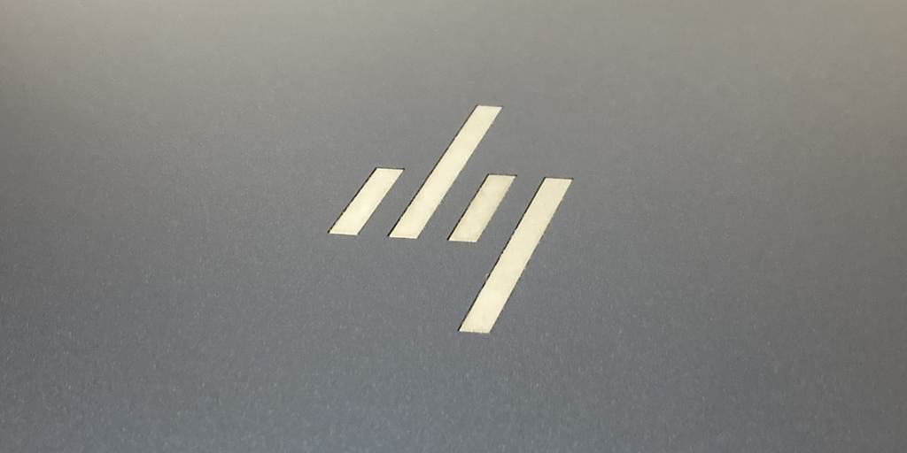 HPのプレミアムロゴは天板中央に配置。