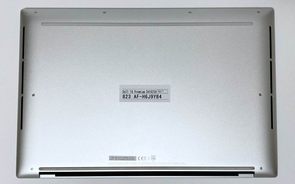 Dell 16 Premium DA16250の底面